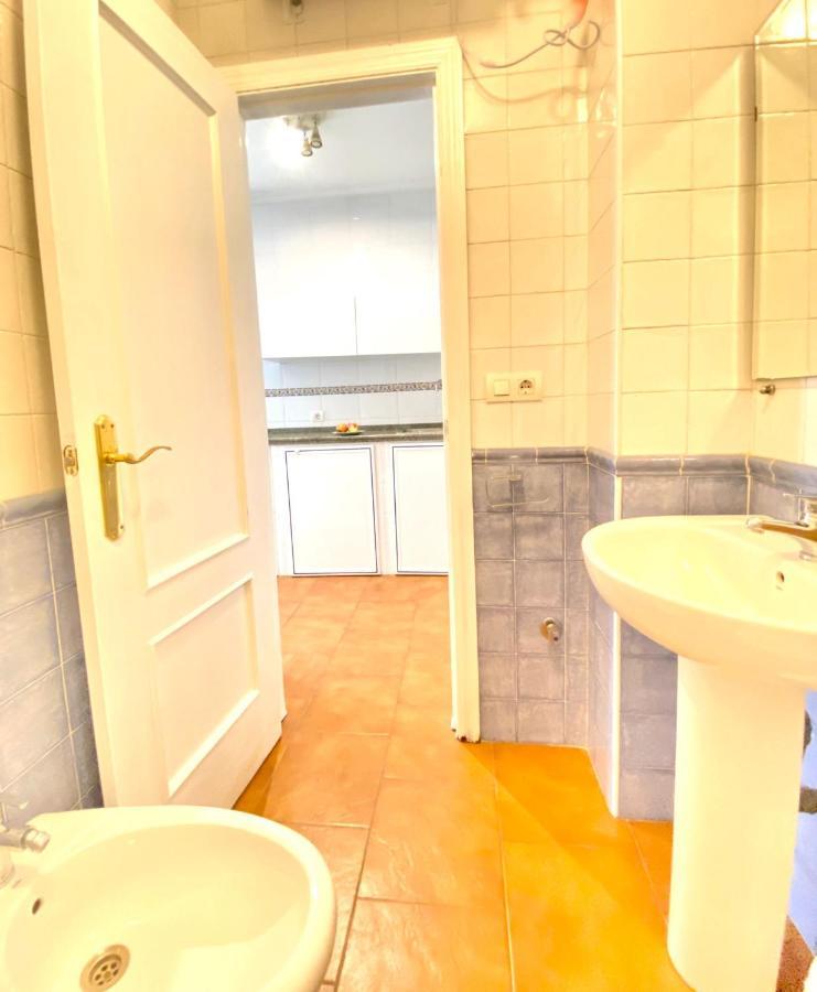 Comfortable Studio Old Town, Parking Optional Siviglia Esterno foto